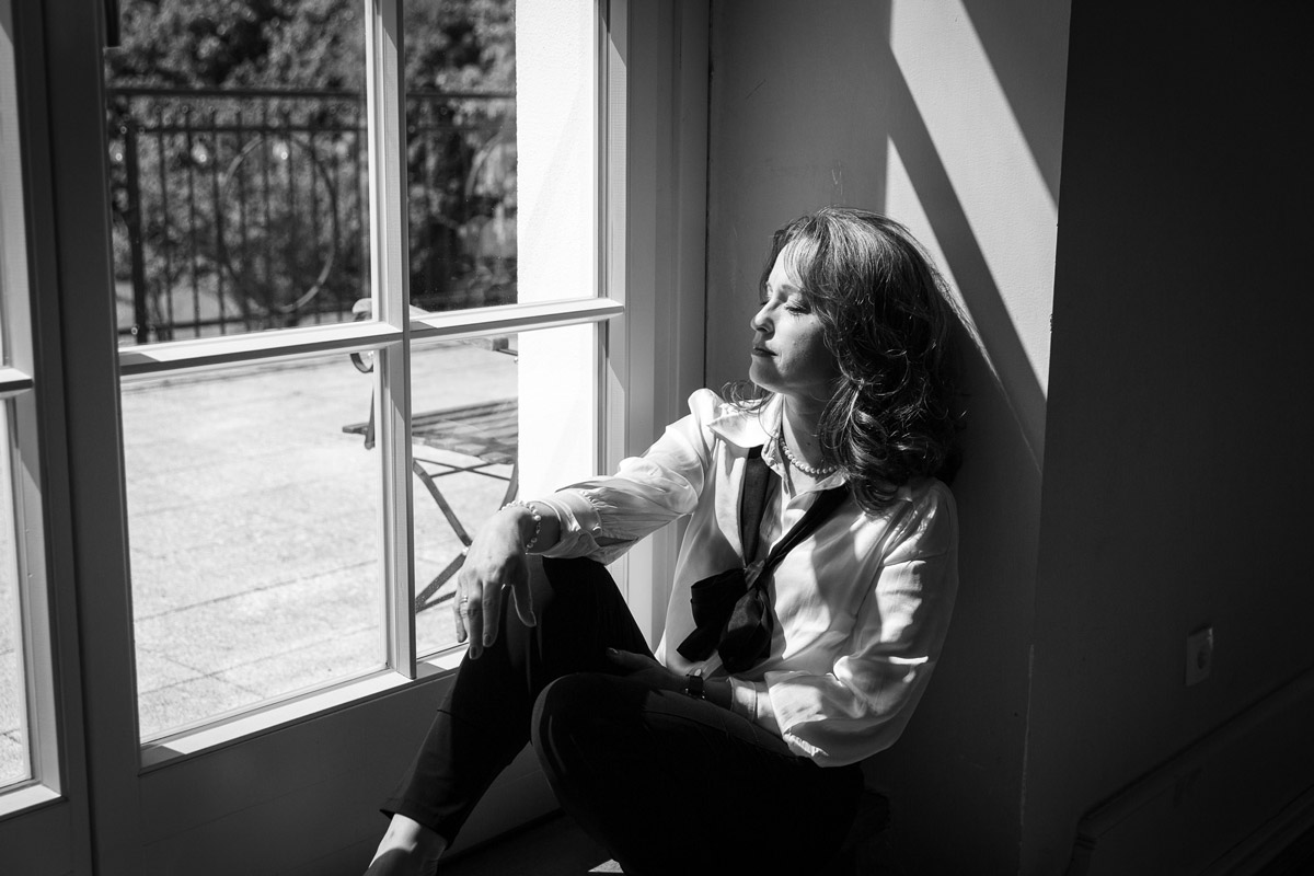 Emotionale-Businessfotos-Juliane-Kluess Emotionales Businessbild von Frau am Fenster