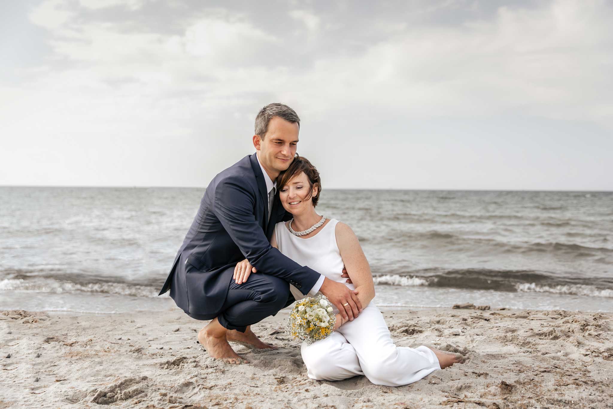 Hochzeitsfoto am Strand bei Rostock - Juliane Klüß