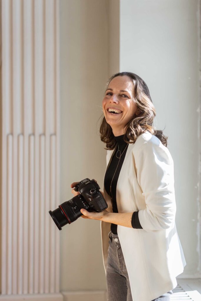 Juliane Klüß mit Kamera bei der Arbeit