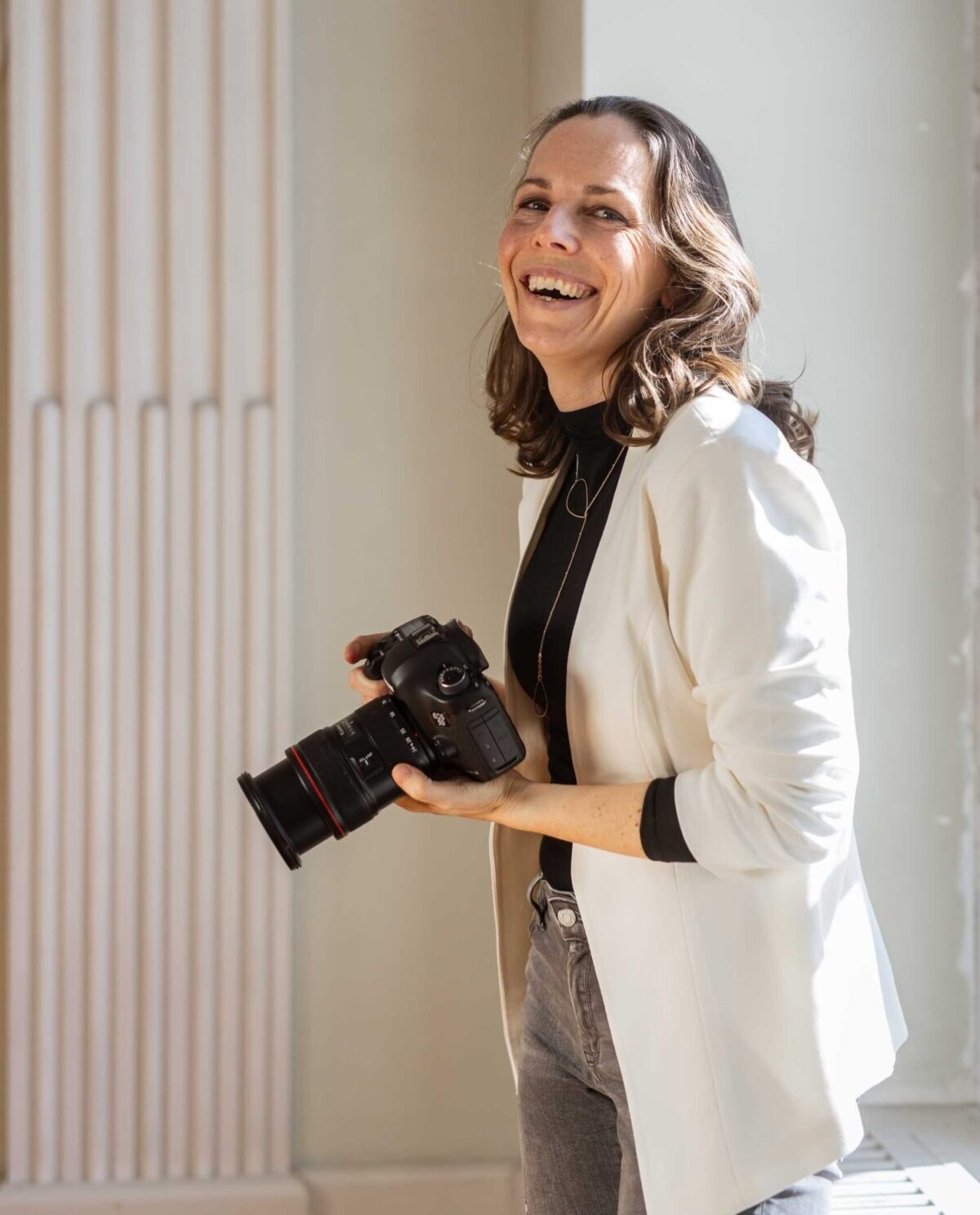 Juliane-Kluess-Rostock Juliane Klüß mit Kamera bei der Arbeit