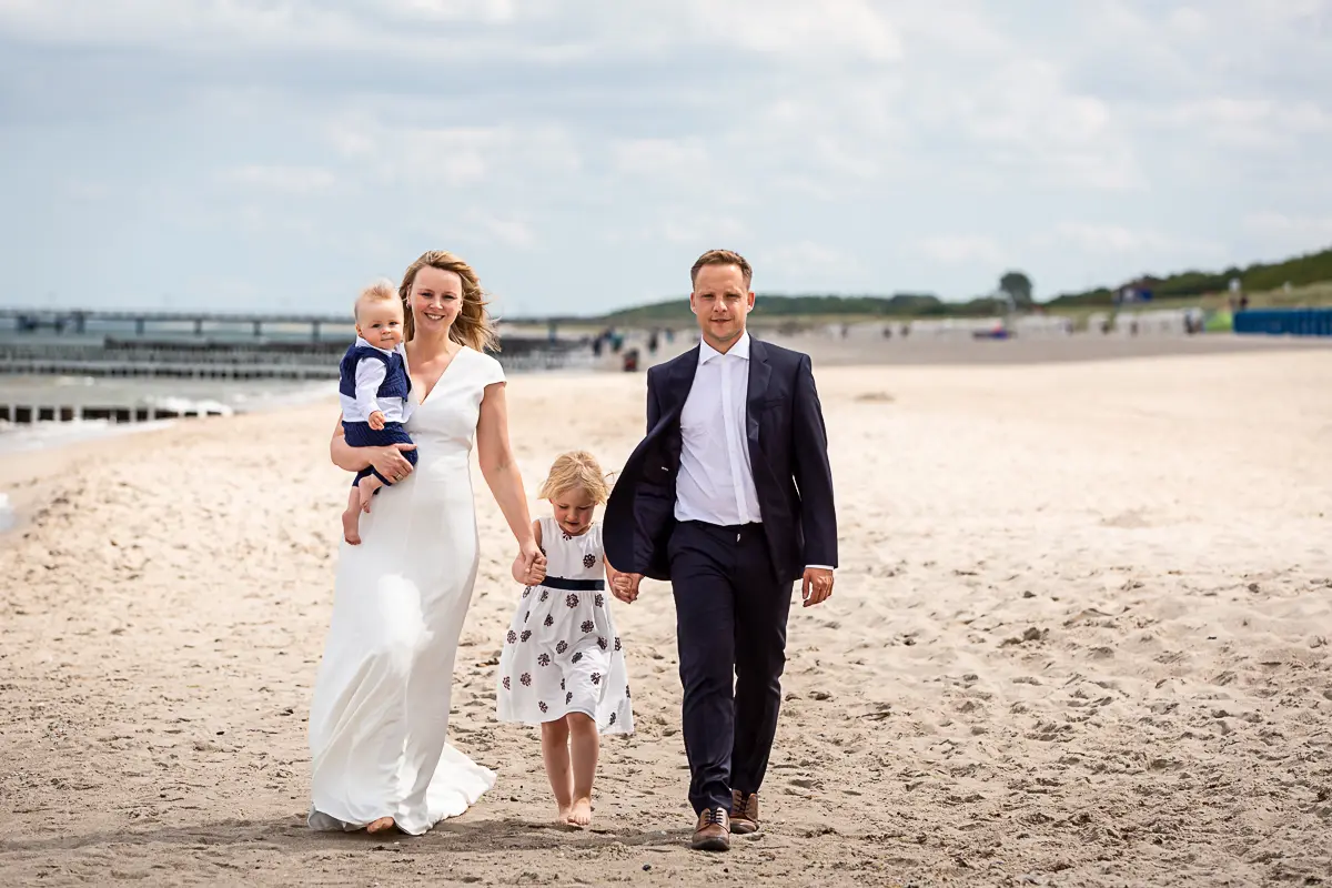hochzeit-ruegen-strand-fotografie Hochzeitsfotografie auf Rügen – Brautpaar am Strand mit Blick auf die Ostsee