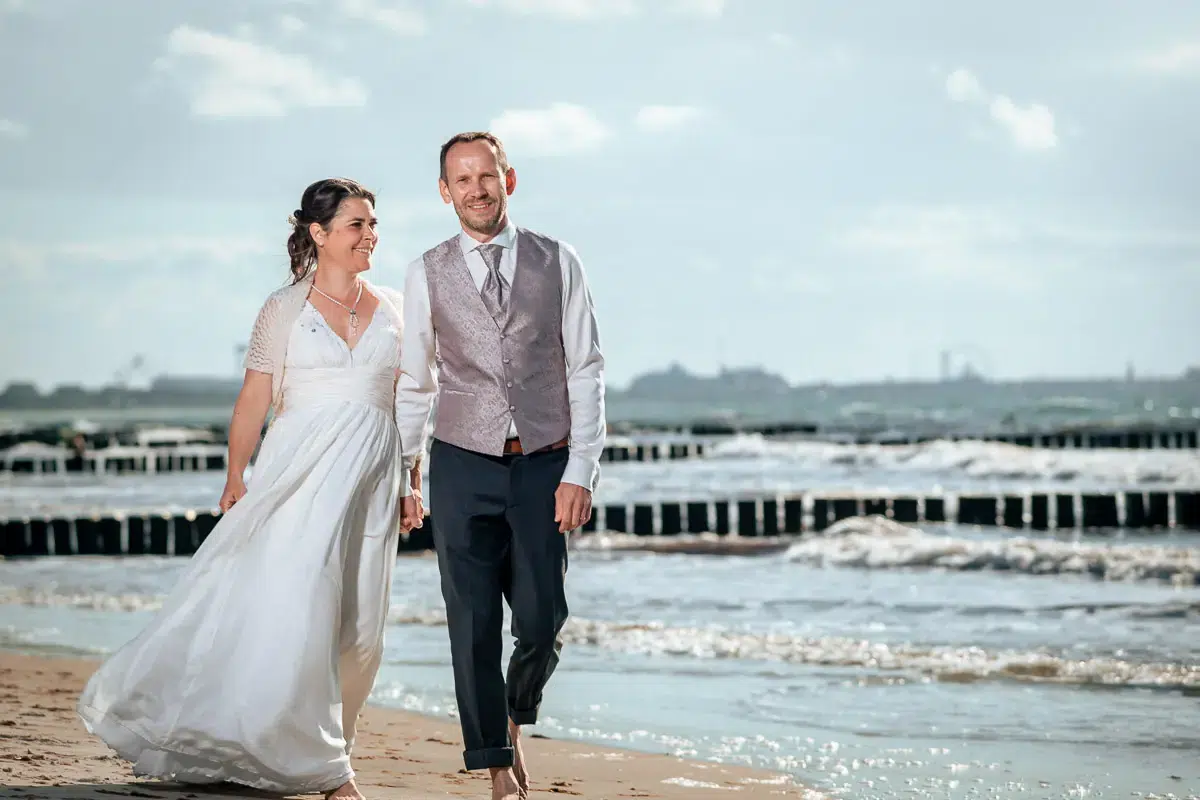 hochzeit-strand-warnemuende-brautpaar Brautpaar bei ihrer Hochzeit am Strand in Warnemünde an der Ostsee