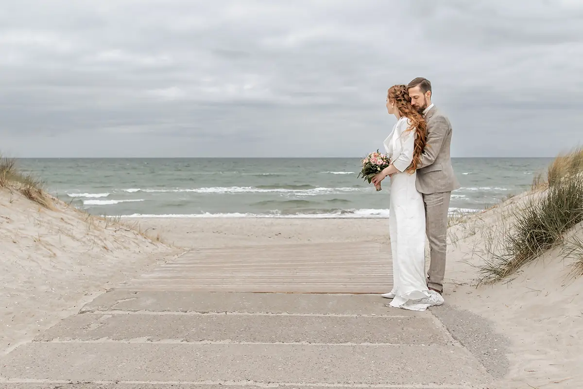 Hochzeitsfotos Rostock – Brautpaar beim Paarshooting an der Ostsee, Julika Foto