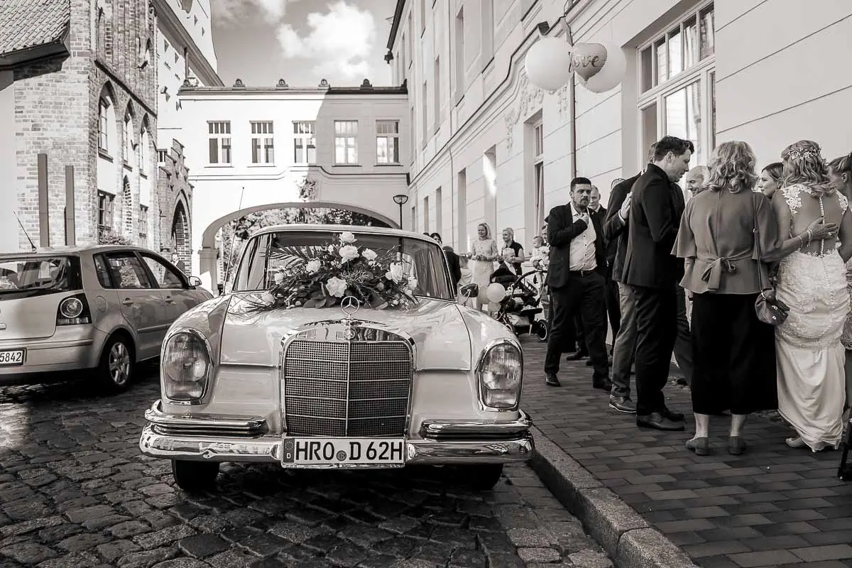 Standesamt Rostock Außenansicht mit Oldtimer