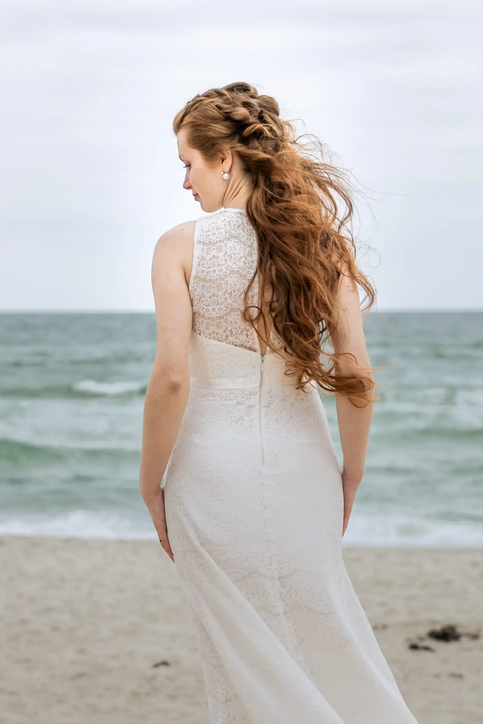 strandhochzeit-ostsee-brautkleid-wind Brautkleid im Wind bei einer Strandhochzeit an der Ostsee in MV