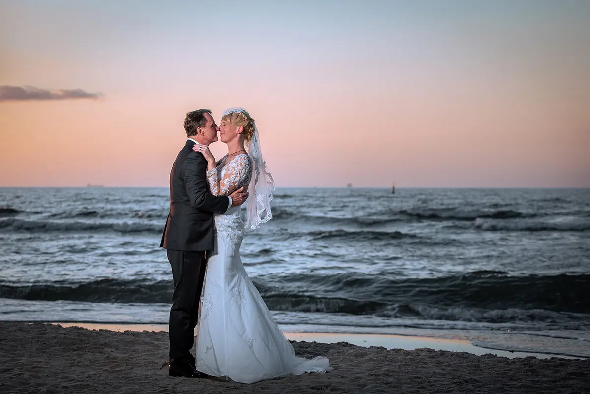 strandhochzeit-ostsee-mecklenburg-vorpommern Strandhochzeit an der Ostsee in Mecklenburg-Vorpommern – Brautpaar am Strand